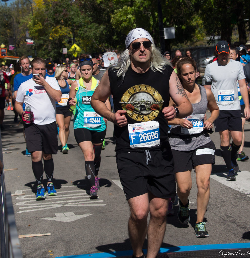 A runner in a Guns n Roses costume at the 2017 Chicago Marathon