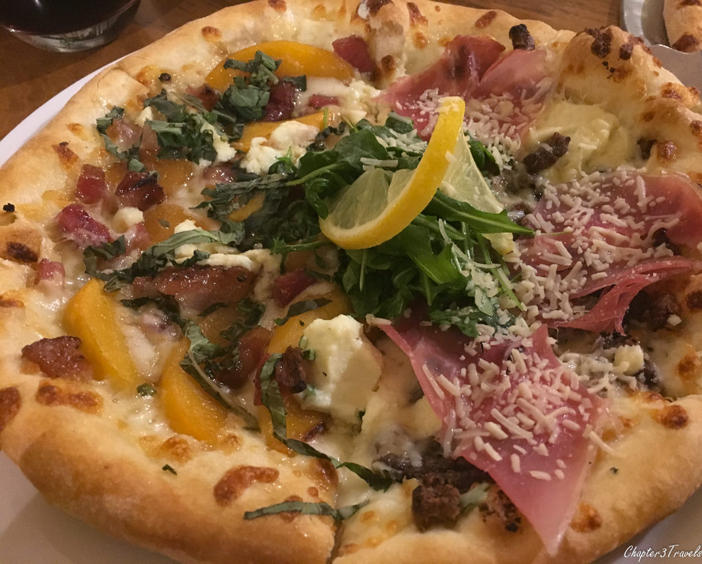 The roasted peach and caramelized Pancetta pizza at Hideaway House